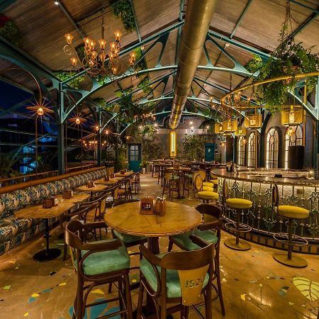Goldfinch Hotel Мумбай Екстериор снимка