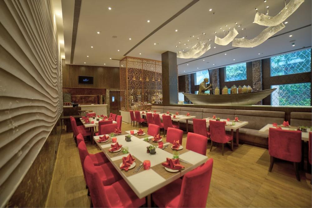 Goldfinch Hotel Мумбай Екстериор снимка