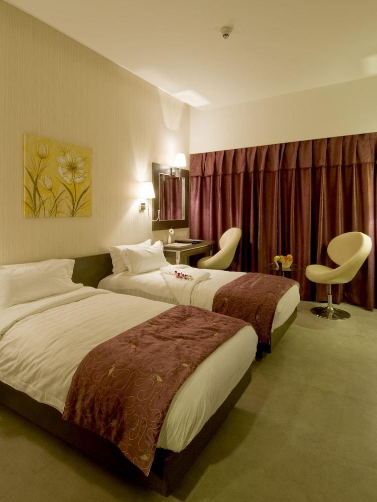 Goldfinch Hotel Мумбай Екстериор снимка