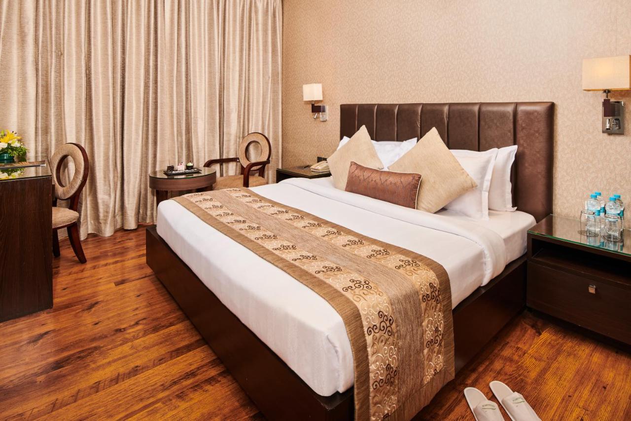 Goldfinch Hotel Мумбай Екстериор снимка