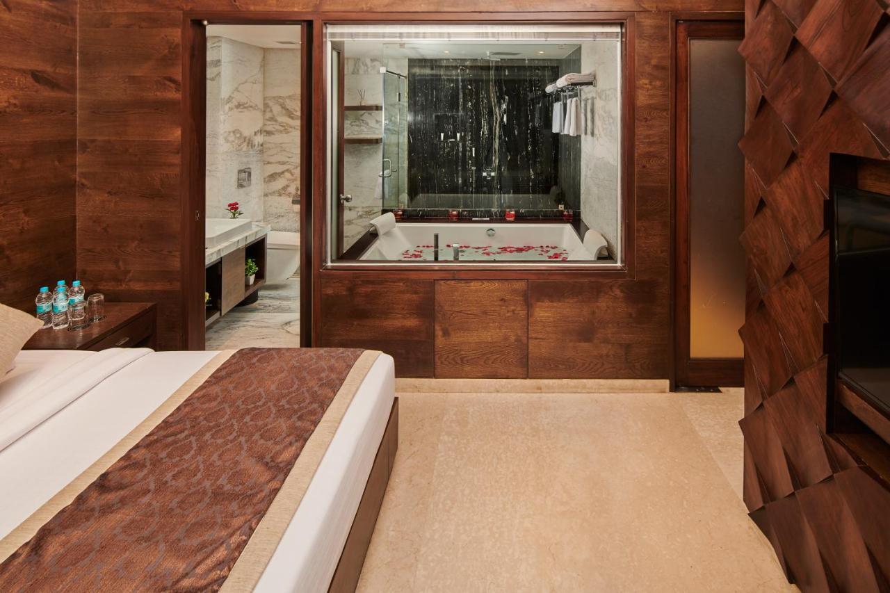Goldfinch Hotel Мумбай Екстериор снимка