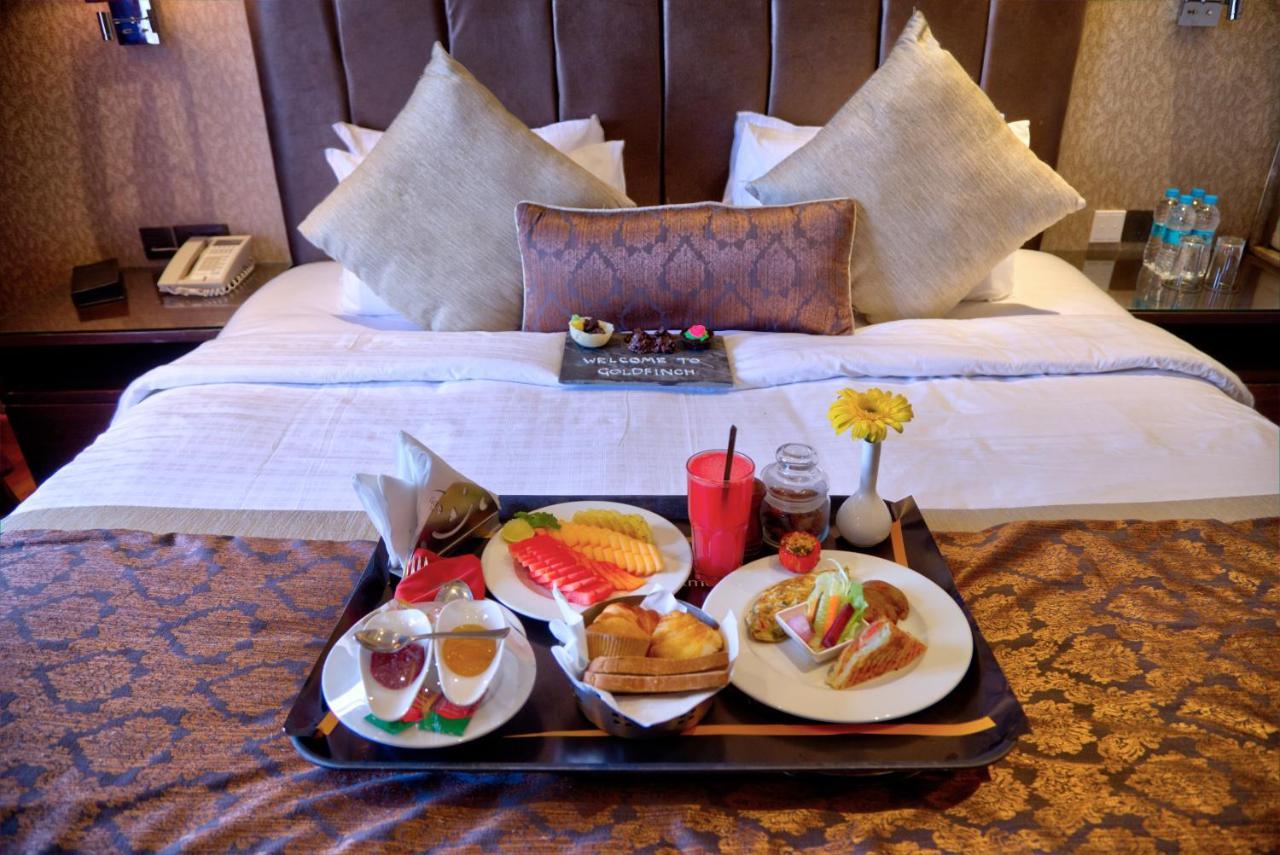 Goldfinch Hotel Мумбай Екстериор снимка