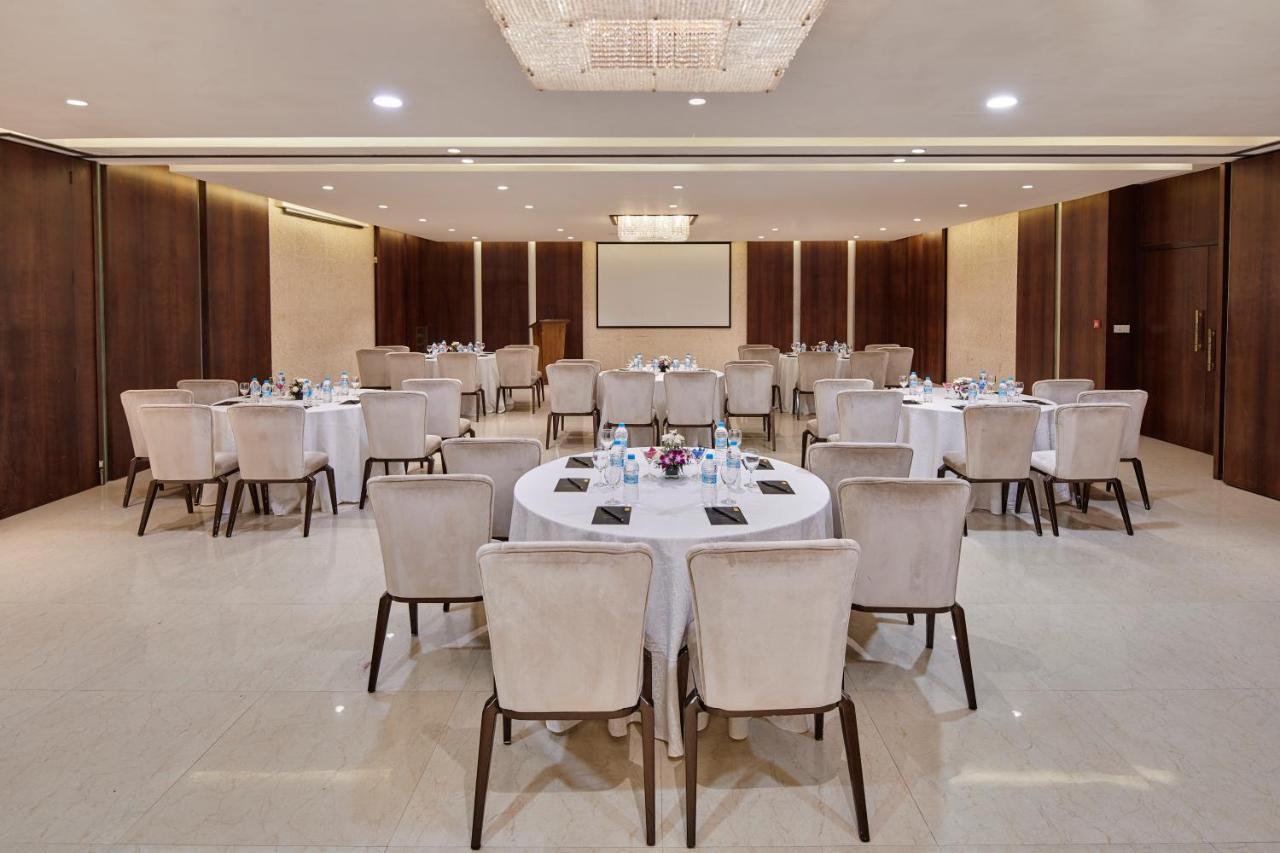 Goldfinch Hotel Мумбай Екстериор снимка