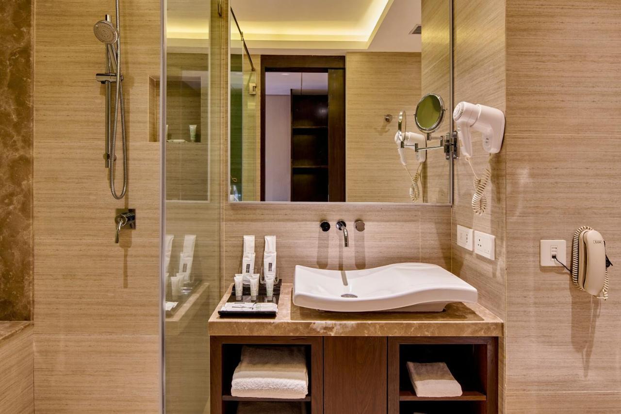 Goldfinch Hotel Мумбай Екстериор снимка