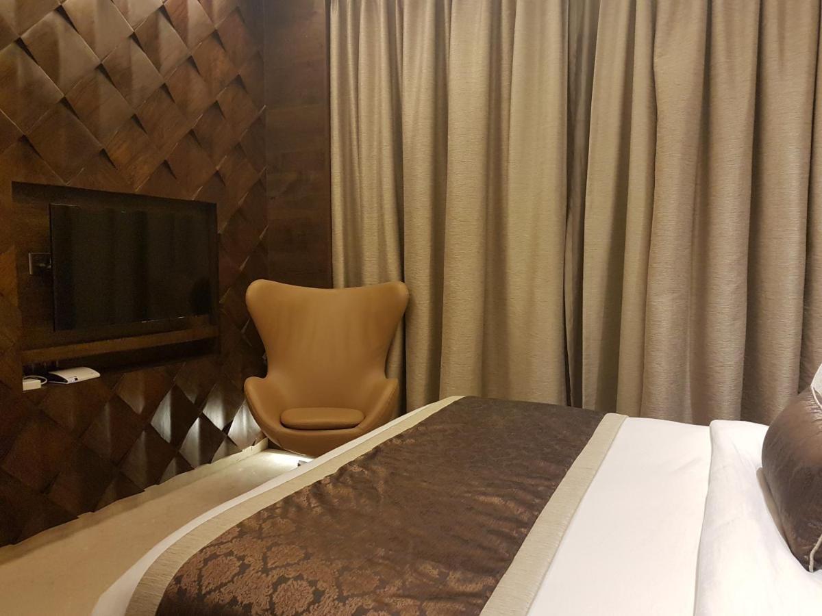 Goldfinch Hotel Мумбай Екстериор снимка