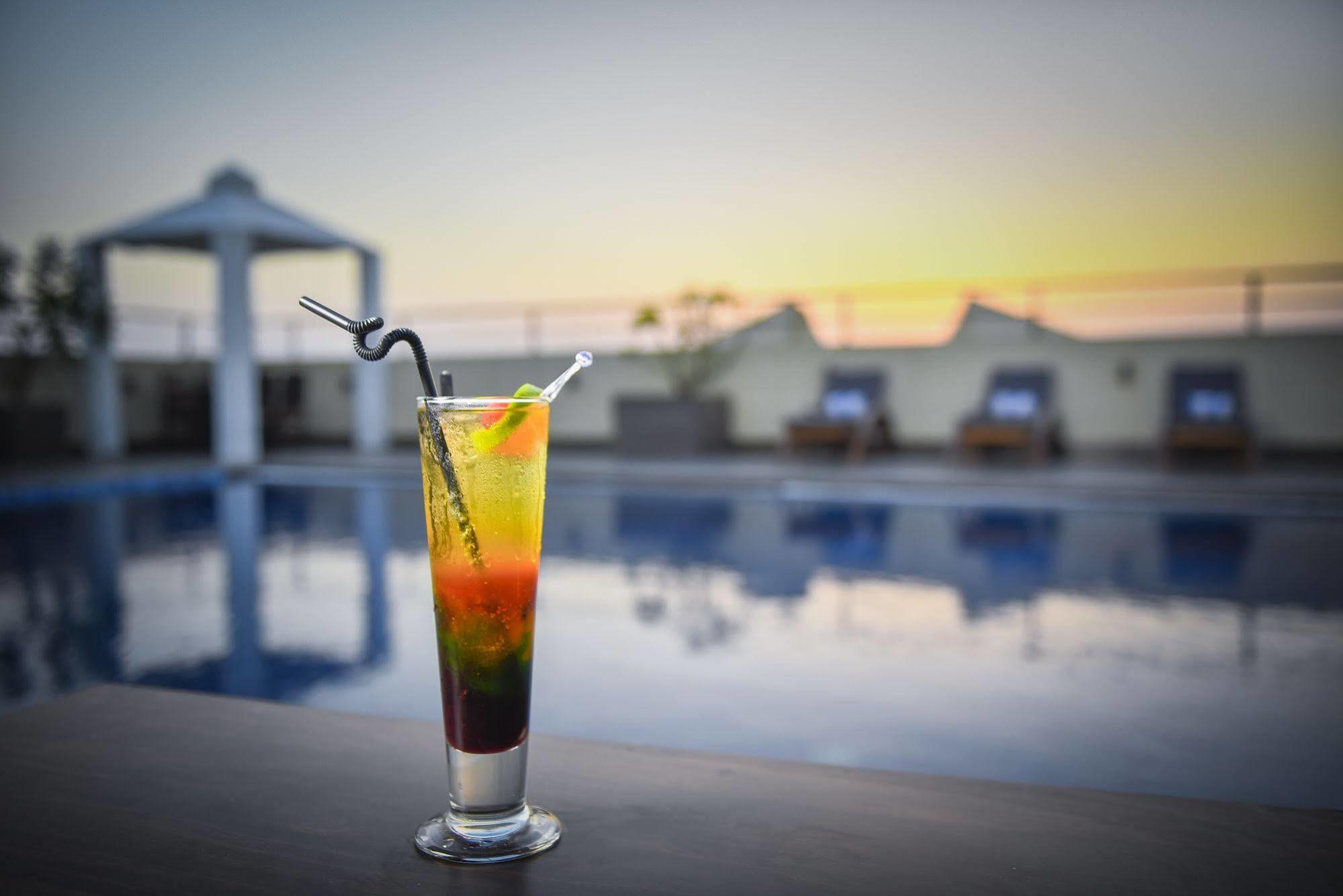 Goldfinch Hotel Мумбай Екстериор снимка