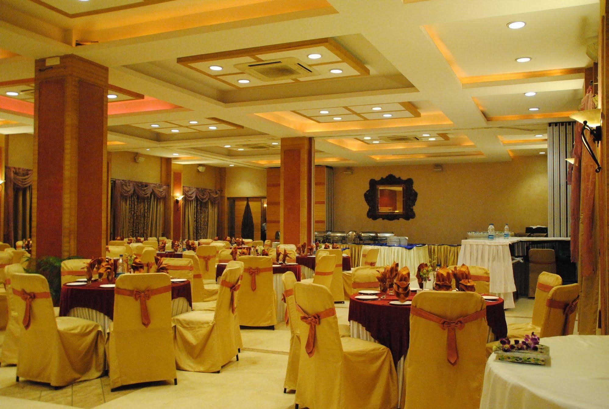Goldfinch Hotel Мумбай Екстериор снимка