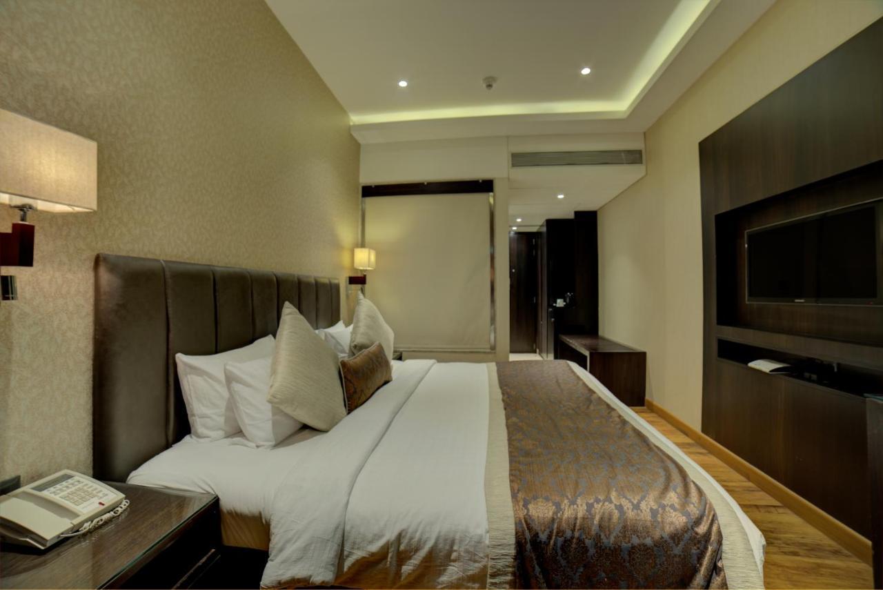 Goldfinch Hotel Мумбай Екстериор снимка